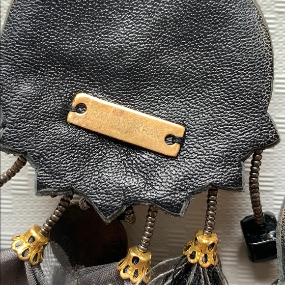 RANJANA KHAN // Clip-On Earrings - Picture 4 of 4